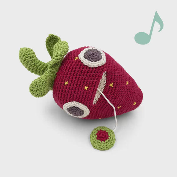 boite musique pour bebe en crochet fraise