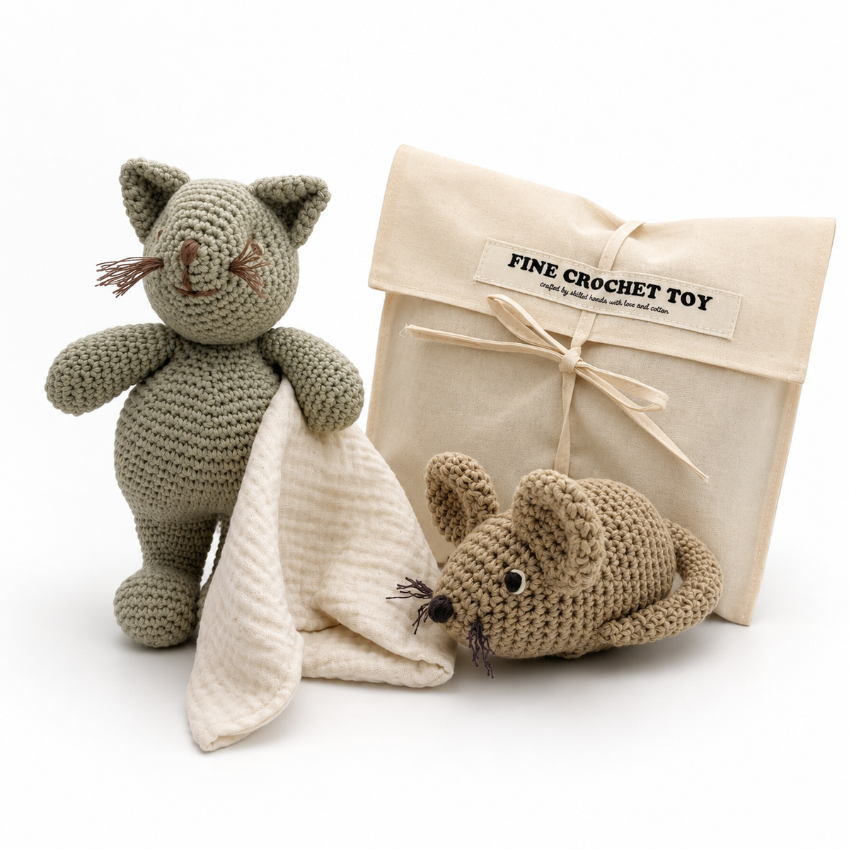 coffret cadeau pour bébé doudou chat et hochet souris en crochet