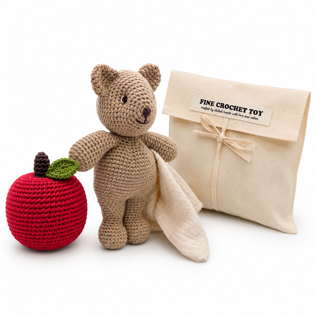 coffret cadeau jouet en crochet pour bebe doudou ourson et hochet pomme