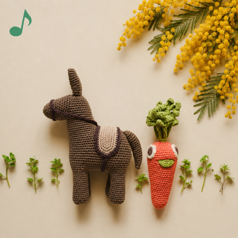 jouet en crochet boite à musique ane et hochet carotte