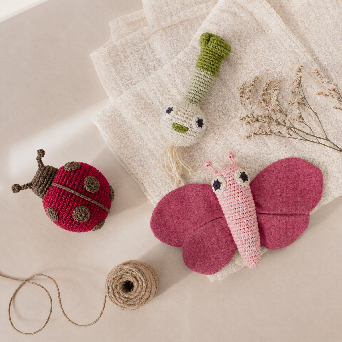 Coffret Green Baby Girl  🍀🌞 hochet, pulling toy et doudou en crochet 100% coton bio