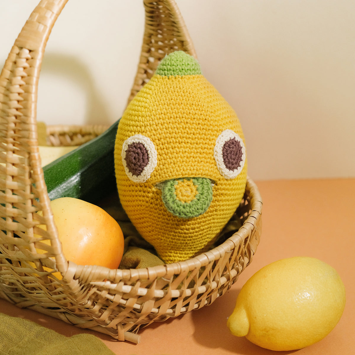 boite à musique pour bébé en crochet citron