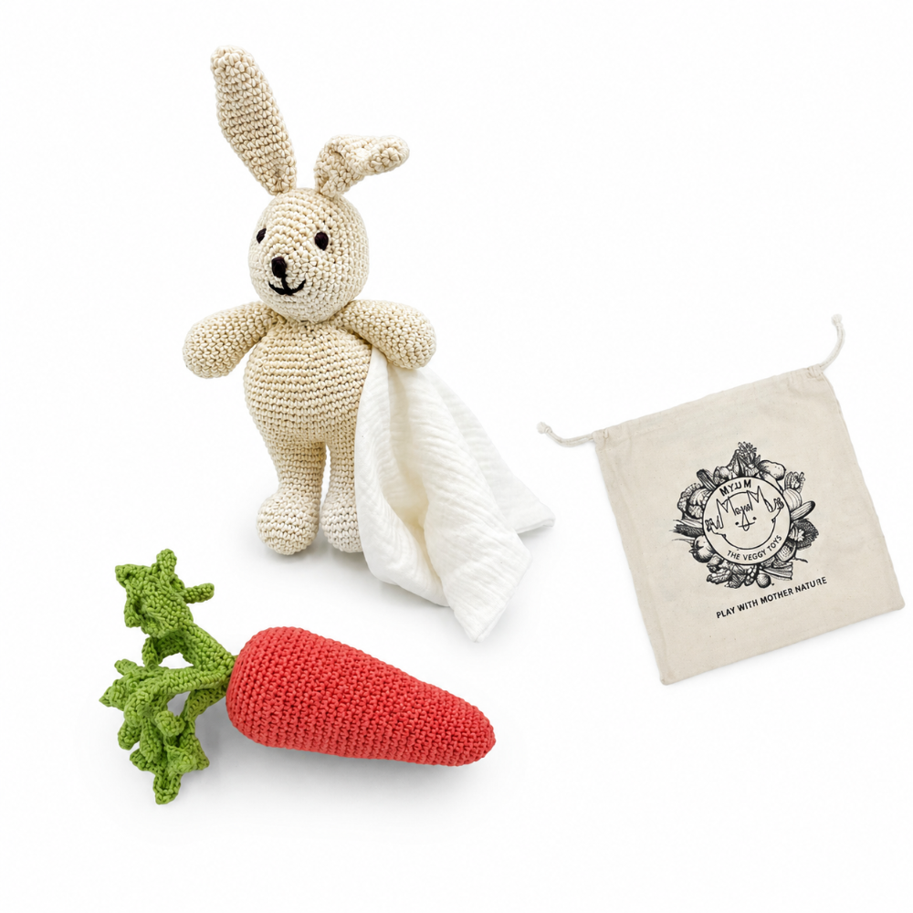 Coffret cadeau de jouets bébé en crochet de coton bio MYUM lapin et carotte en crochet sur fond blanc - MYUM