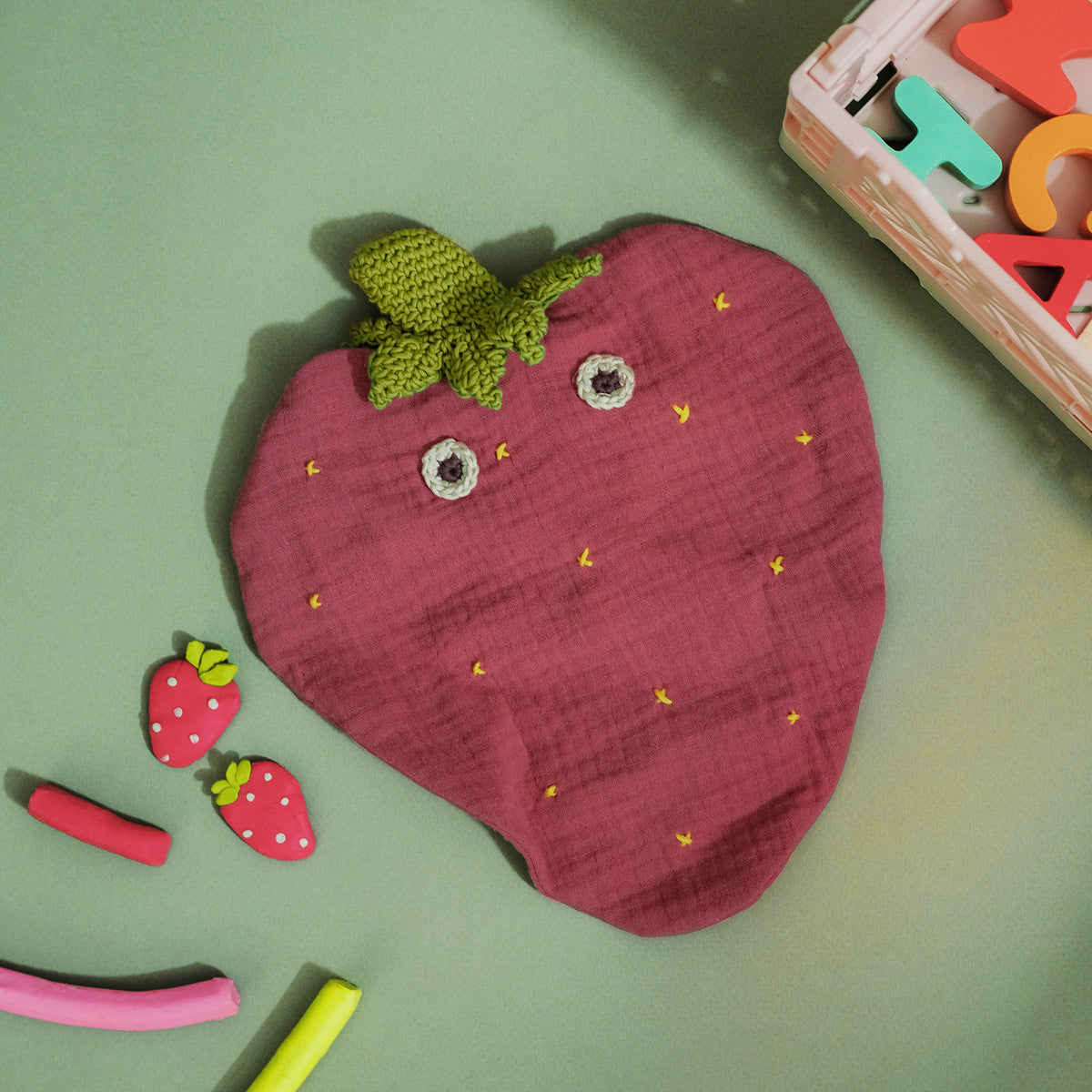 doudou pour bébé en crochet fraise