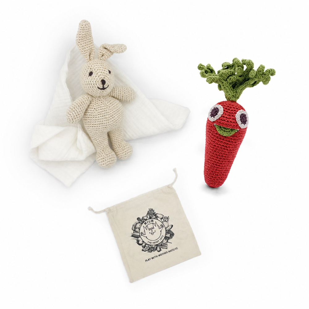 Coffret cadeau de jouets bébé en crochet de coton bio MYUM doudou lapin et hochet carotte avec des yeux en crochet - MYUM
