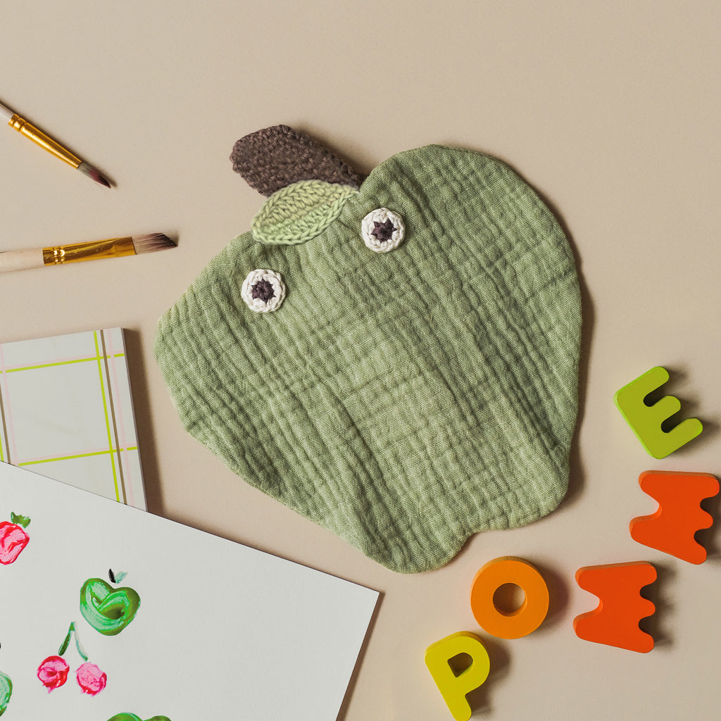 doudou pour bébé en crochet pomme