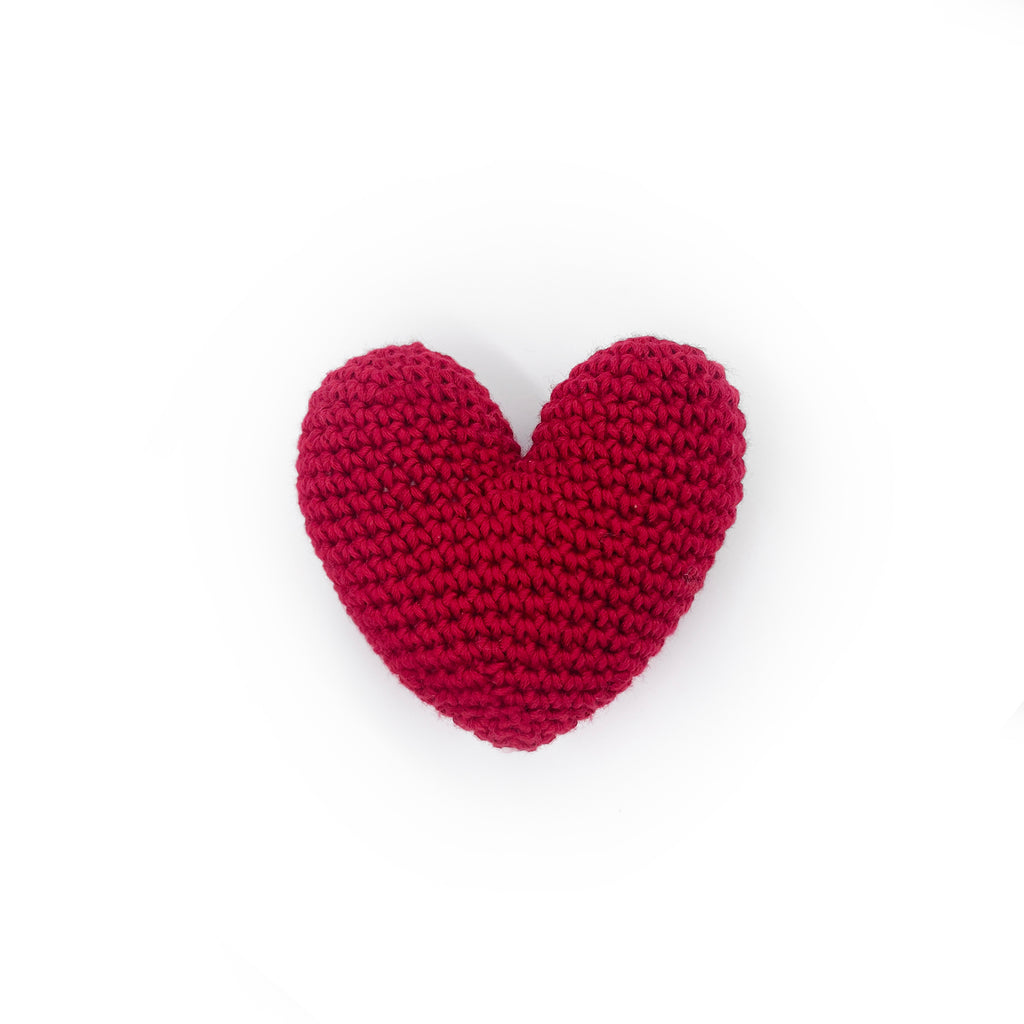 hochet pour bebe en crochet cœur rouge