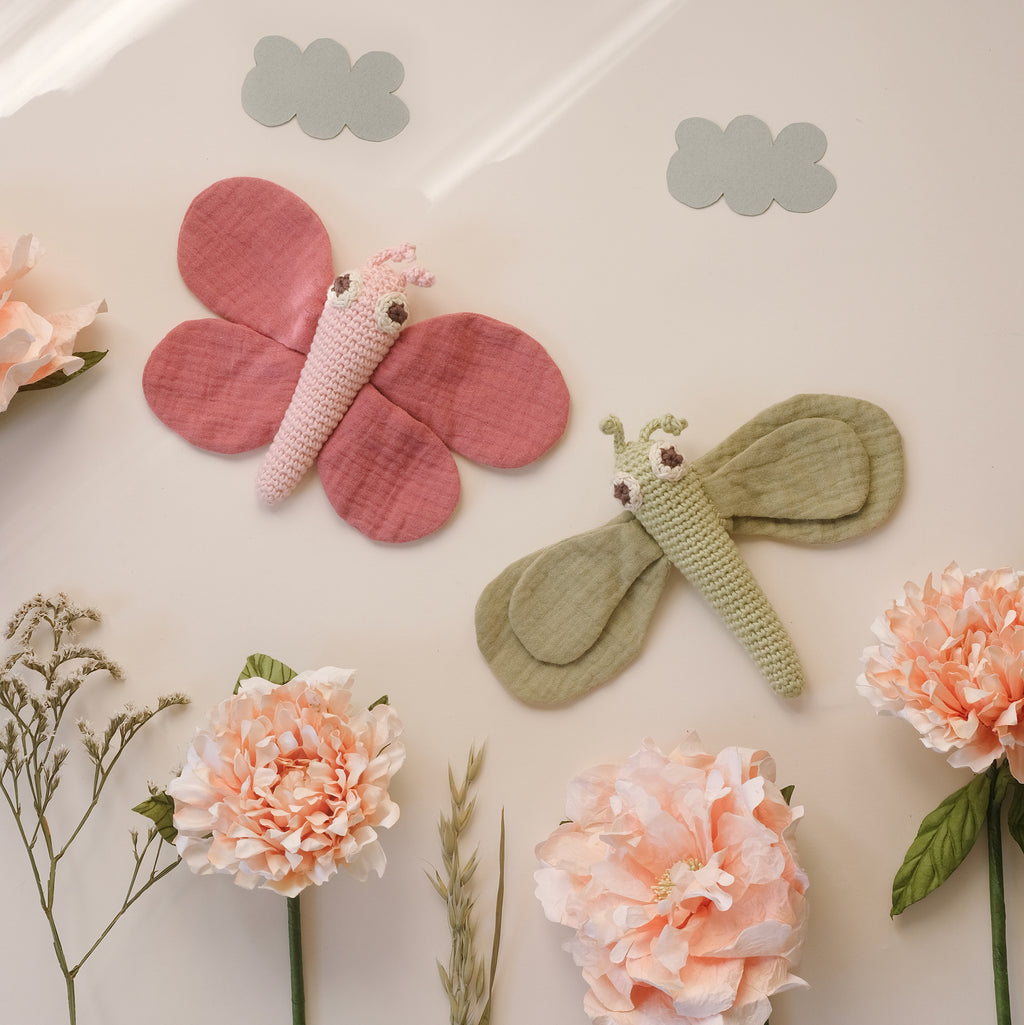 hochet pour bébé en crochet papillon rose