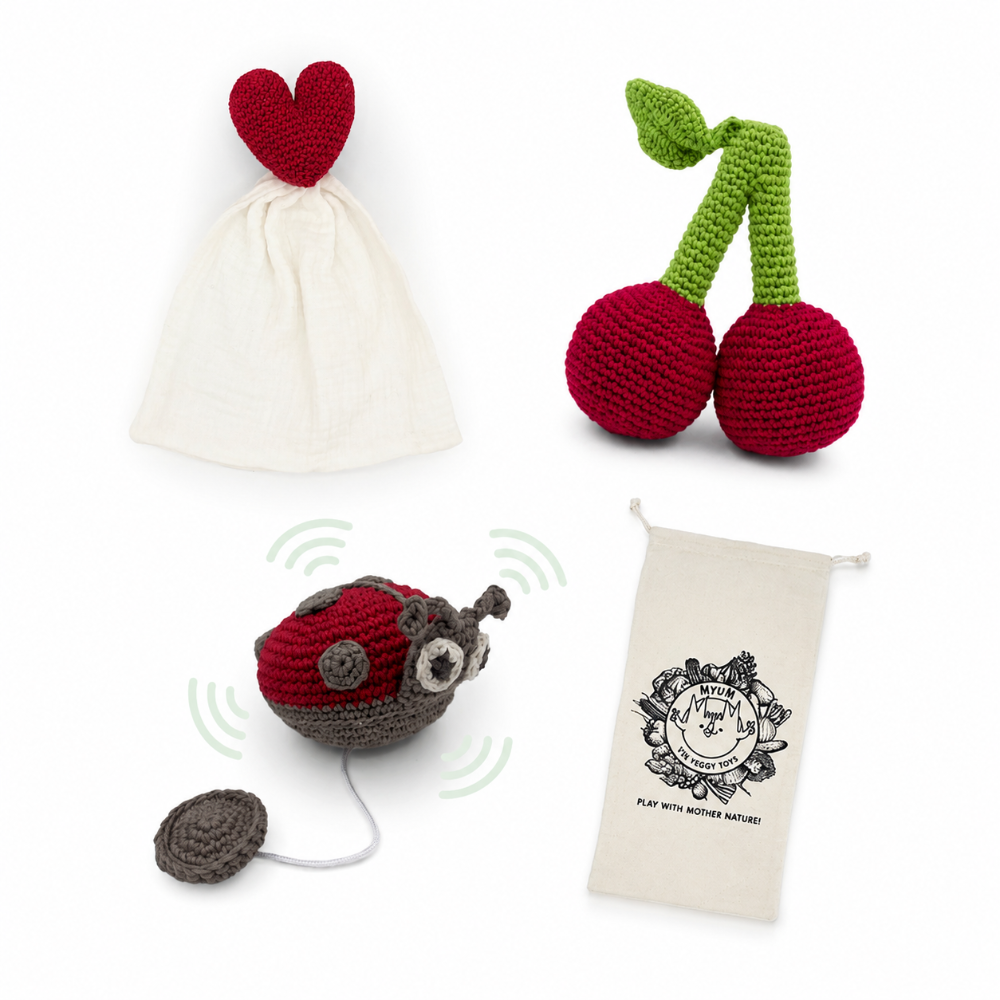 Coffret cadeau de jouets bébé en crochet de coton bio MYUM hochet cerise jouet à tirer coccinelle et doudou coeur
