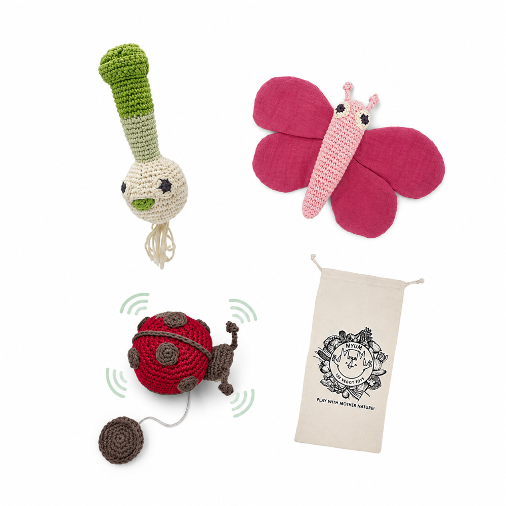 coffret cadeau de jouets bébé fille en crochet de coton bio MYUM jouet à tirer coccinelle, doudou papillon rose, hochet oignon sur fond blanc