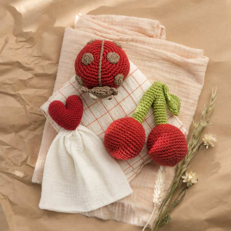 Coffret cadeau de naissance de jouets bébé en crochet de coton bio MYUM doudou coeur jouet à tirer coccinelle et hochet cerise