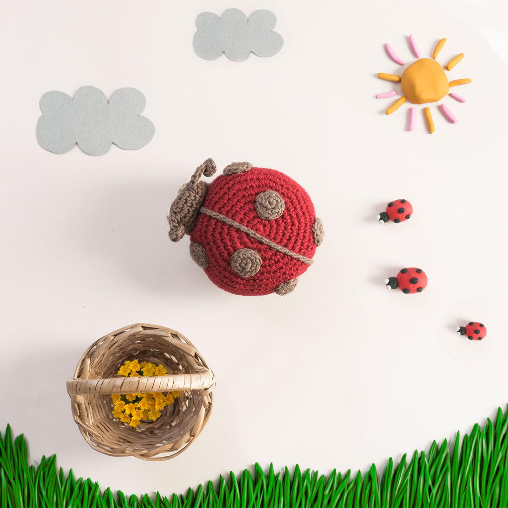 jouet apaisant pour bébé en crochet coccinelle