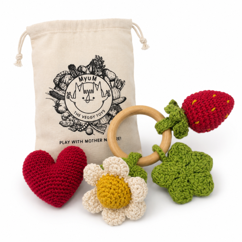 coffret de jouets bébé en crochet de coton bio hochet coeur et teether fraise MYUM 