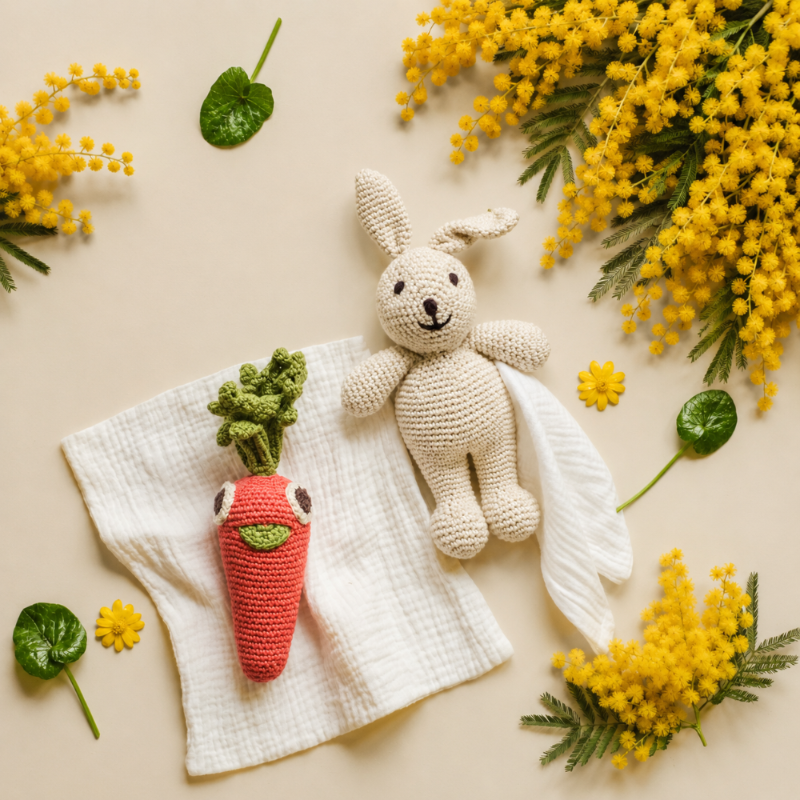 Coffret cadeau de jouets bébé en crochet de coton bio MYUM lapin et carotte avec des yeux en crochet - MYUM