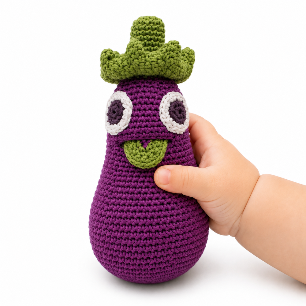 jouet crochet hochet  dans la main de bébé aubergine