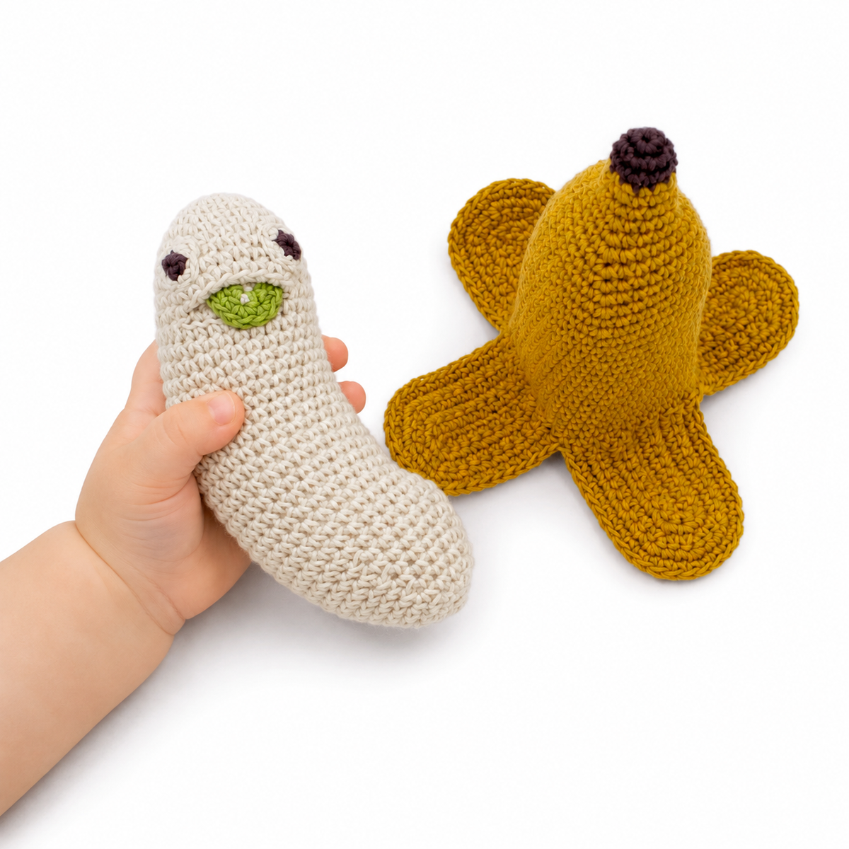 jouet crochet hochet  dans la main de bébé banane