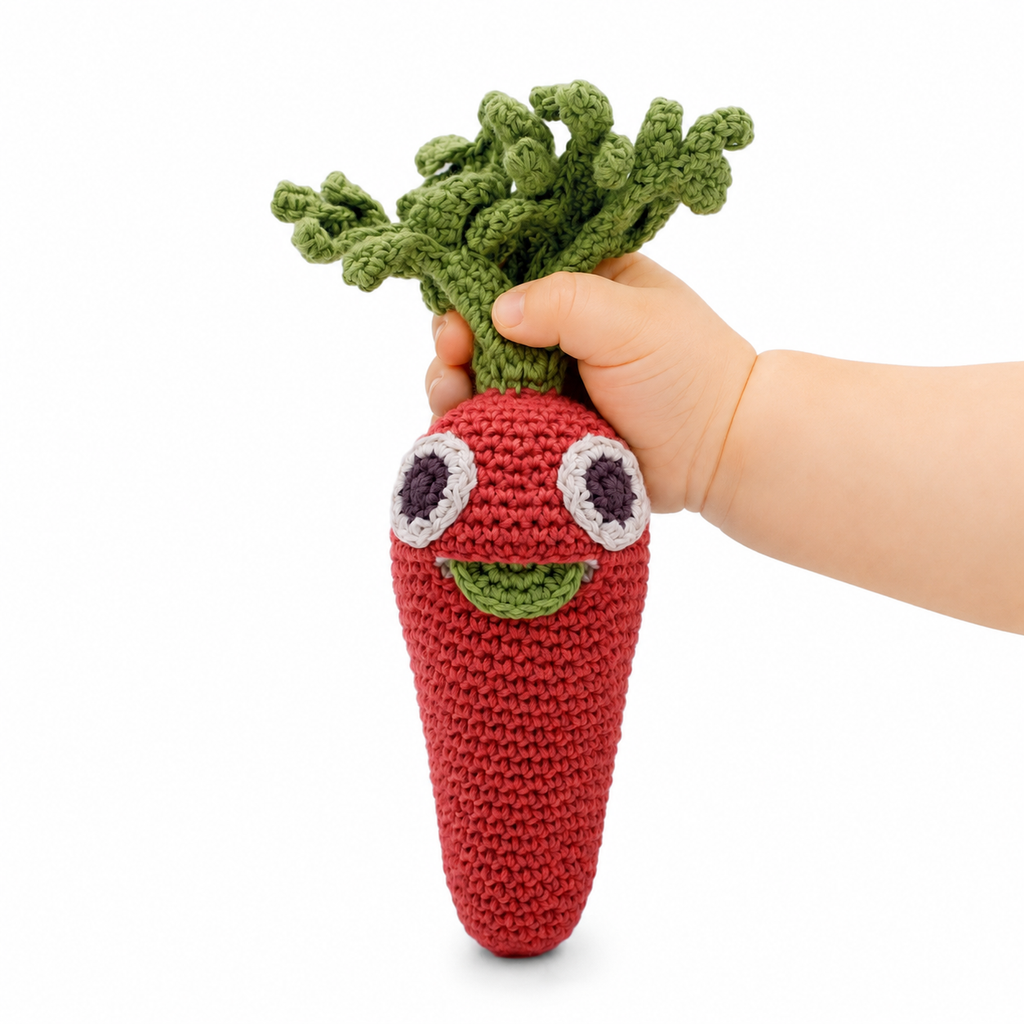 jouet crochet hochet dans main de bébé carotte