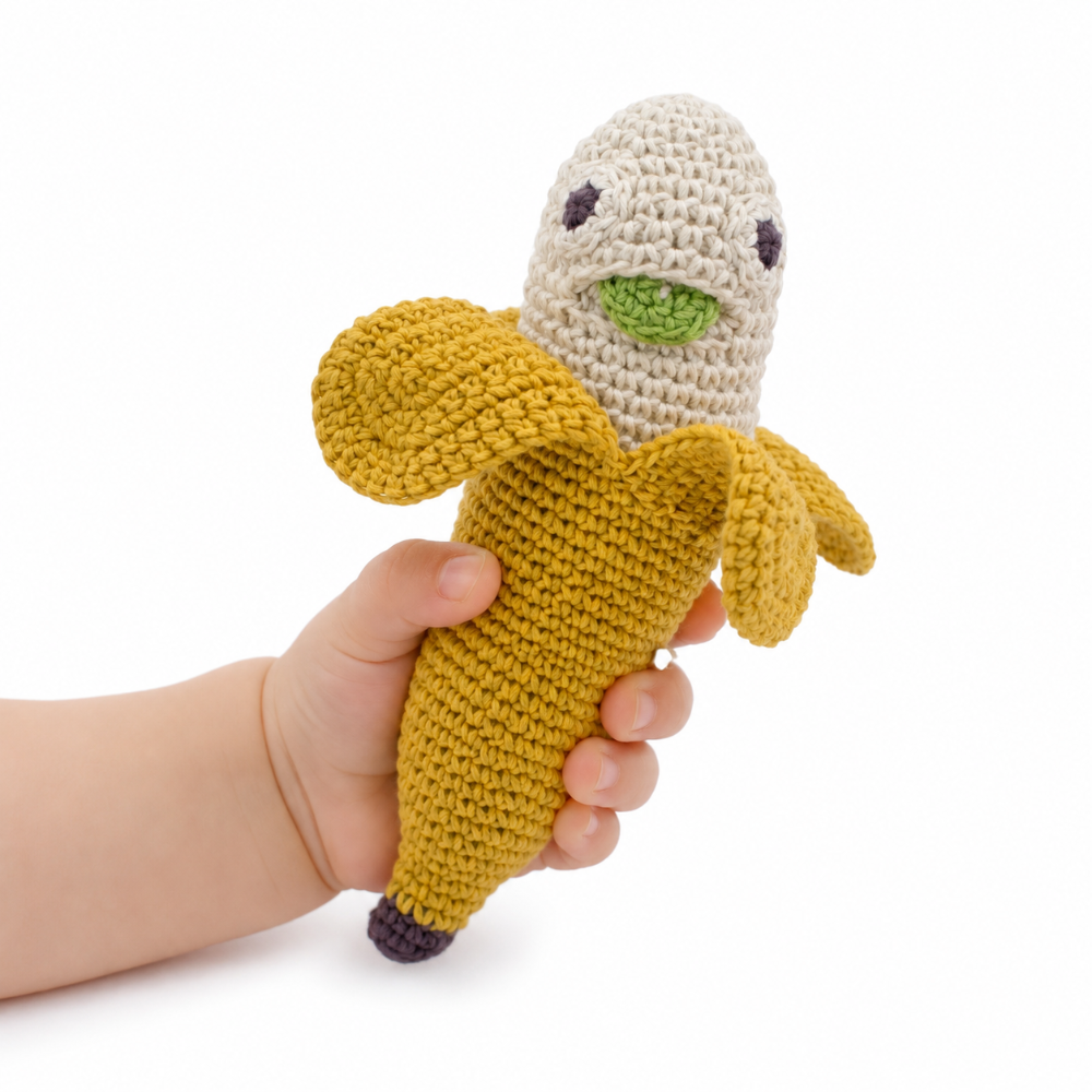 jouet crochet hochet dans main de bébé banane