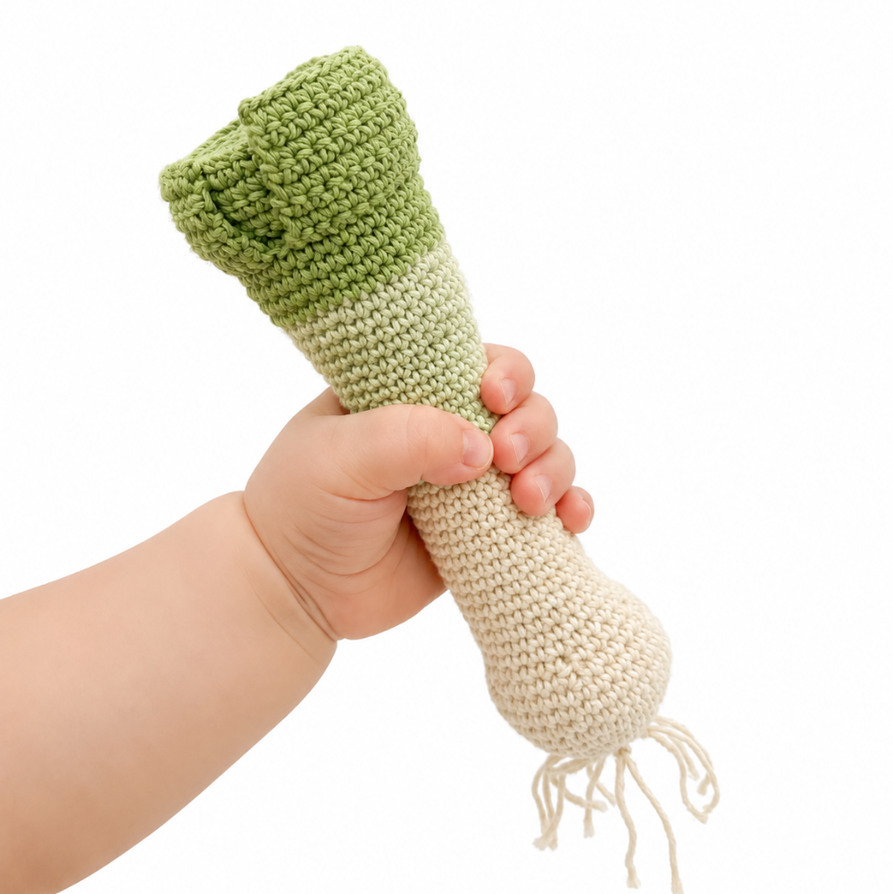 myum-crochet-toy-baby-organic-plush-rattle-leek