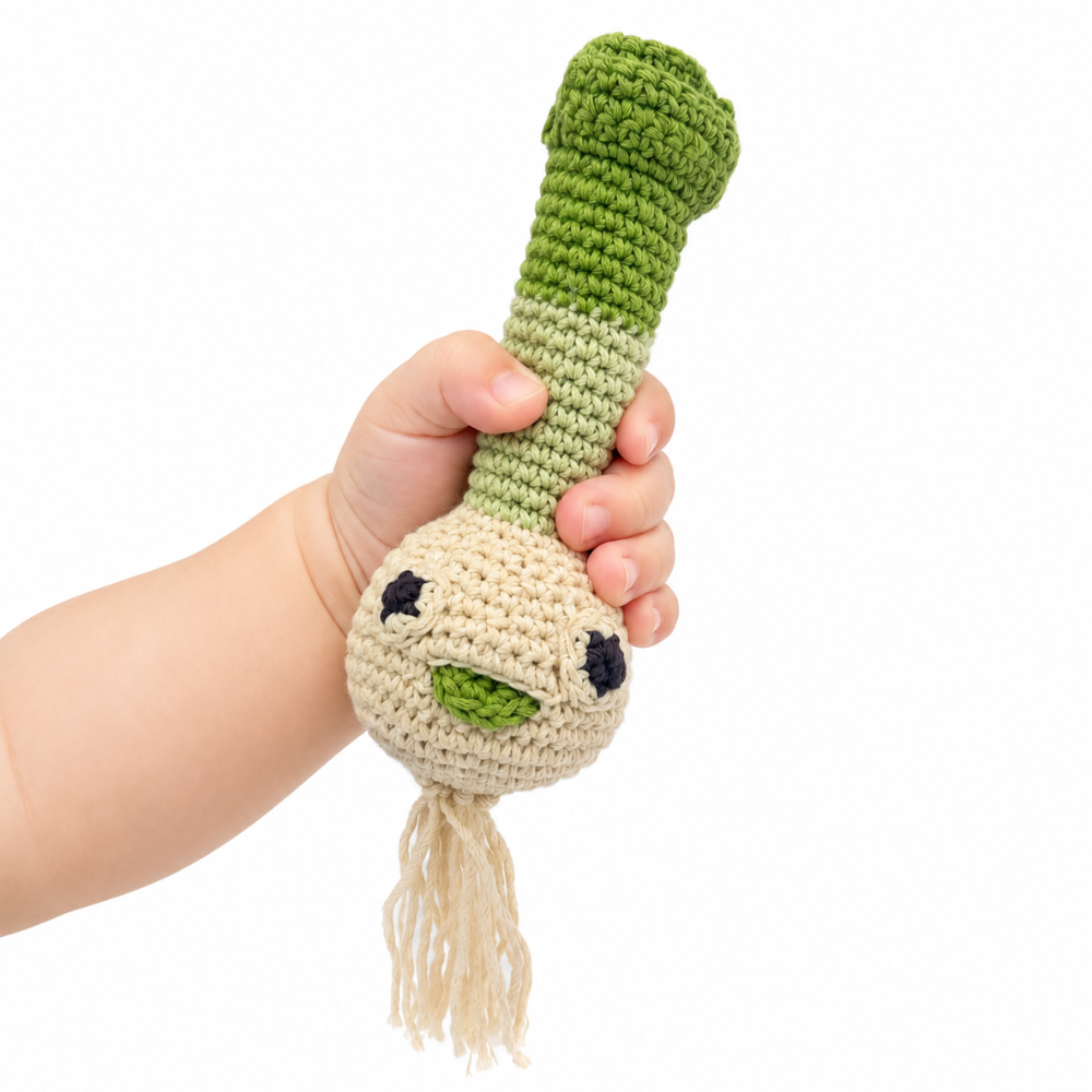 myum-crochet-toy-baby-organic-plush-rattle-oignon