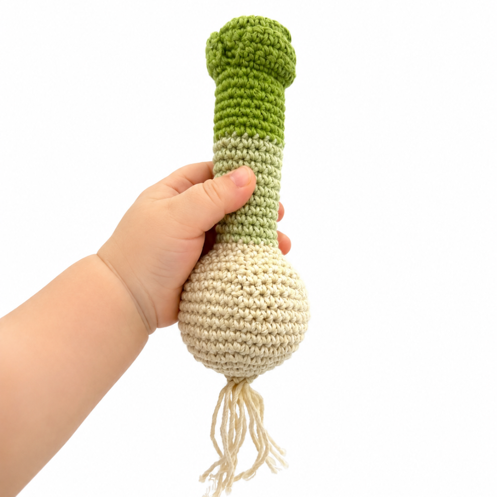 myum-crochet-toy-baby-organic-plush-rattle-spring-chives