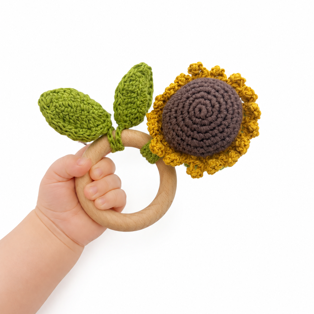jouet crochet teether dans main de bébé été tournesol