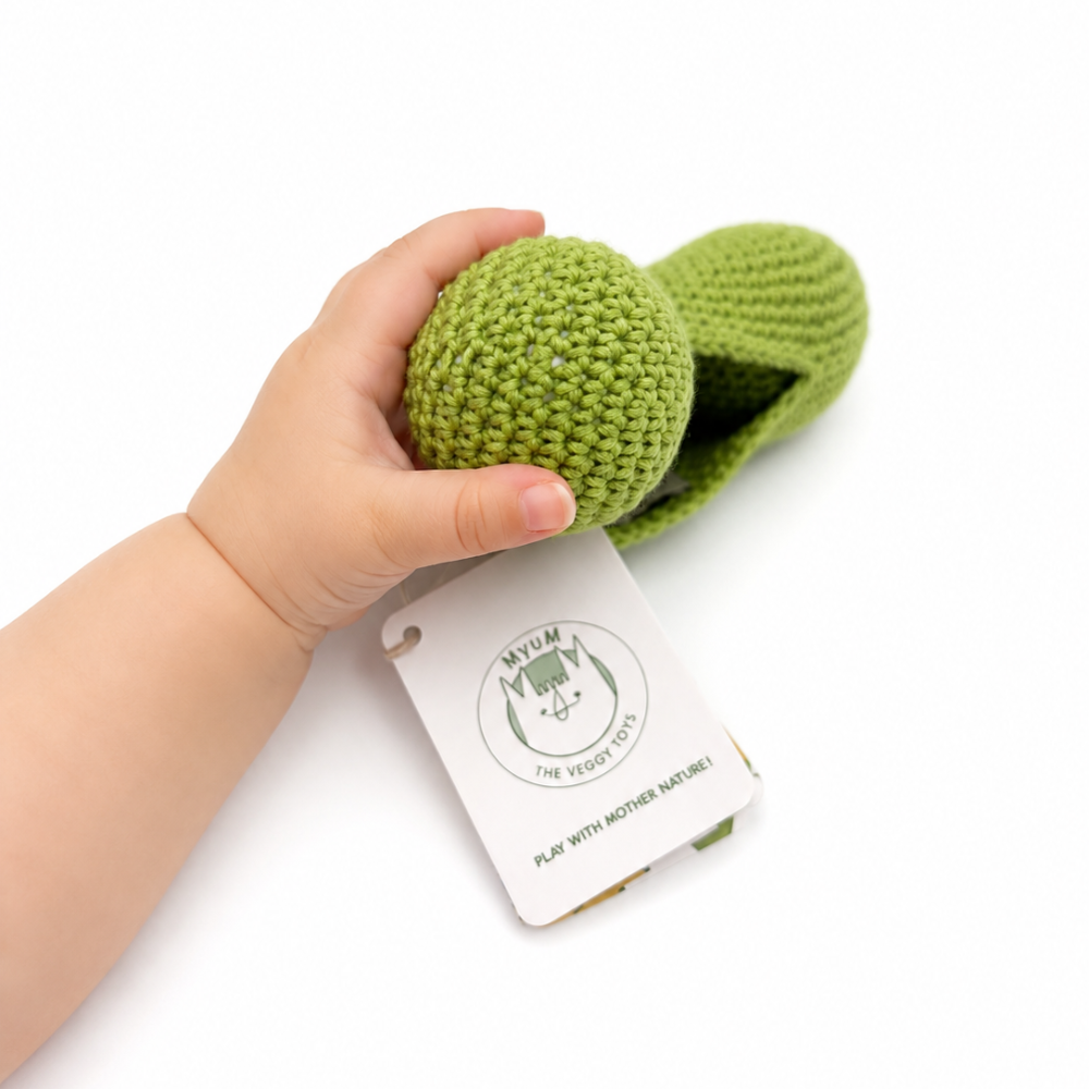 myum-crochet-toy-baby-organic-rattle-green-peas