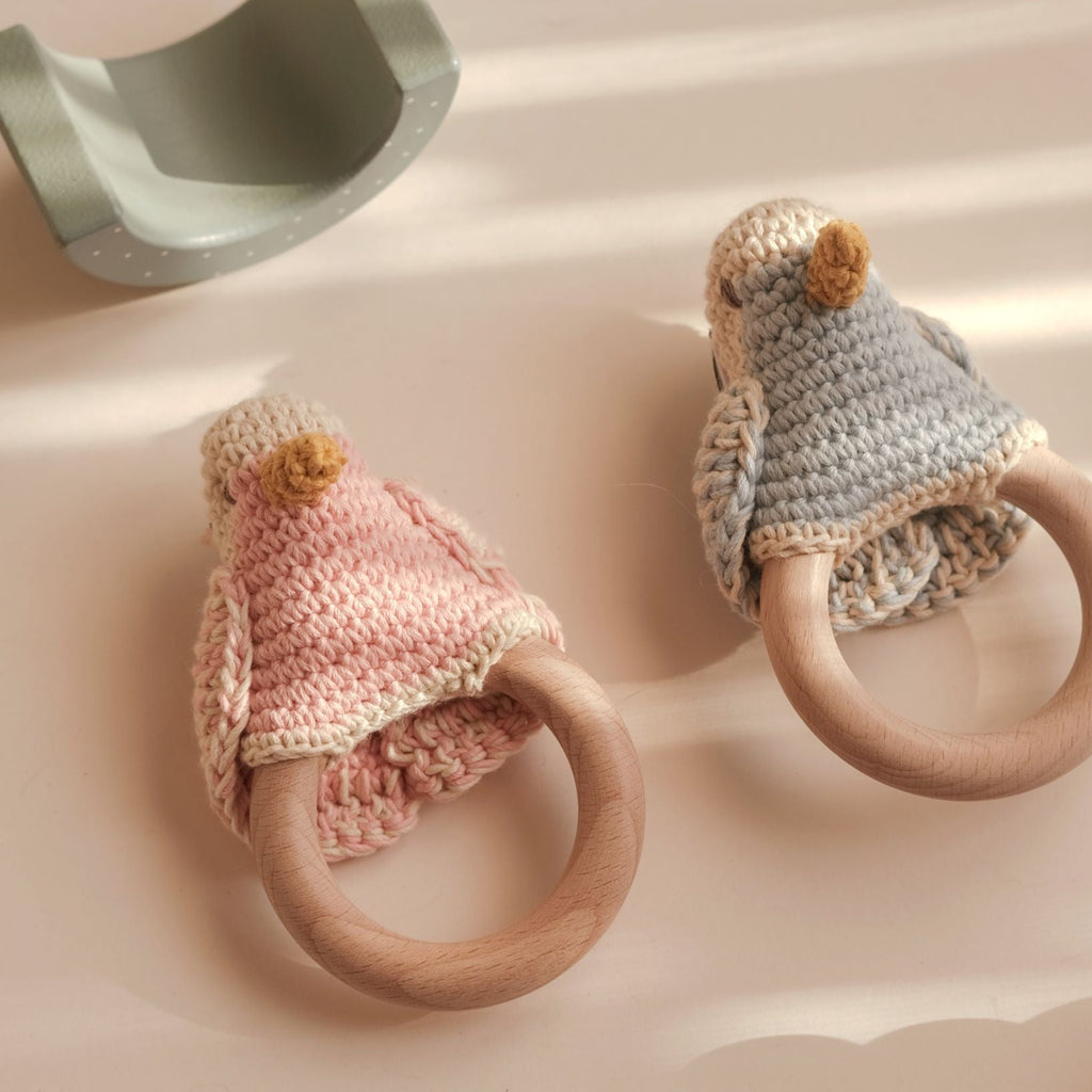 jouet crochet fait main oiseau mésange teether en situation