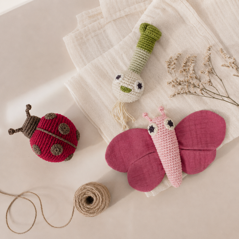 coffret cadeau de jouets bébé fille en crochet de coton bio MYUM jouet à tirer coccinelle, doudou papillon rose, hochet oignon 