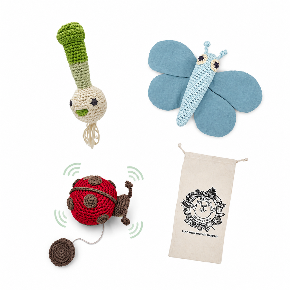 coffret cadeau de jouets bébé garçon en crochet de coton bio MYUM jouet à tirer coccinelle, doudou papillon bleu, hochet oignon sur fond blanc