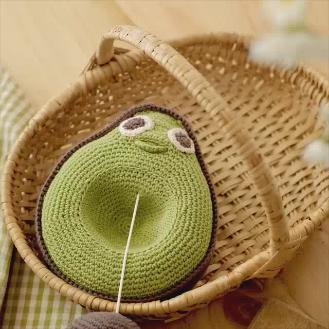 boite à musique pour bébé en crochet avocat