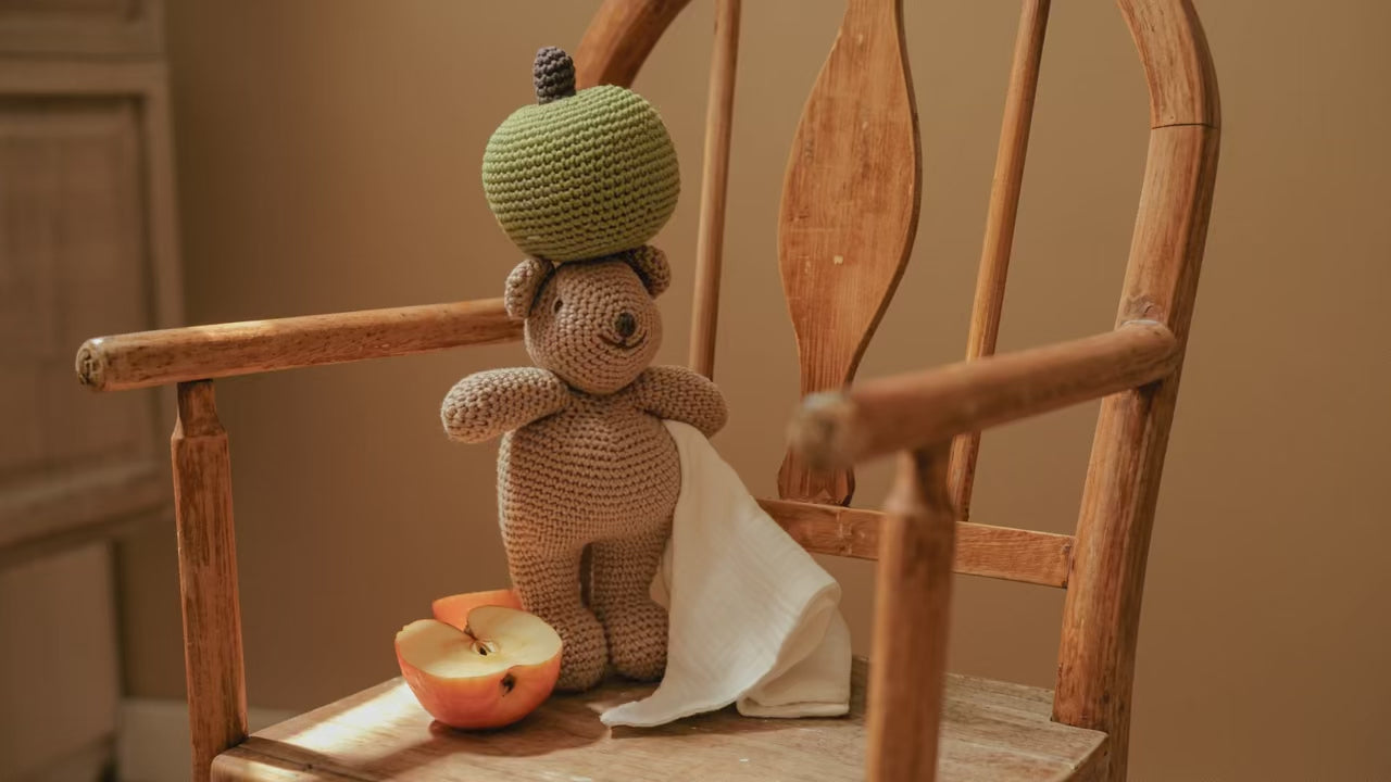 Peluche pomme et ourson en crochet faits main en coton bio MYUM