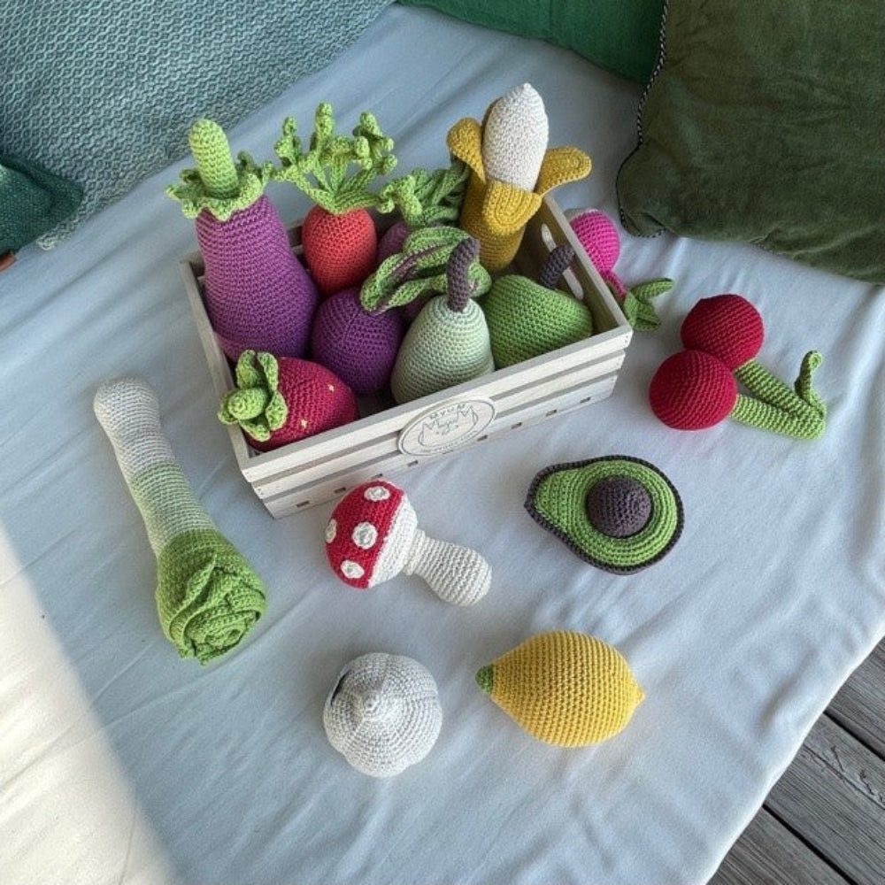 myum-crochet-toy-baby-organic-plush-rattle-avocado